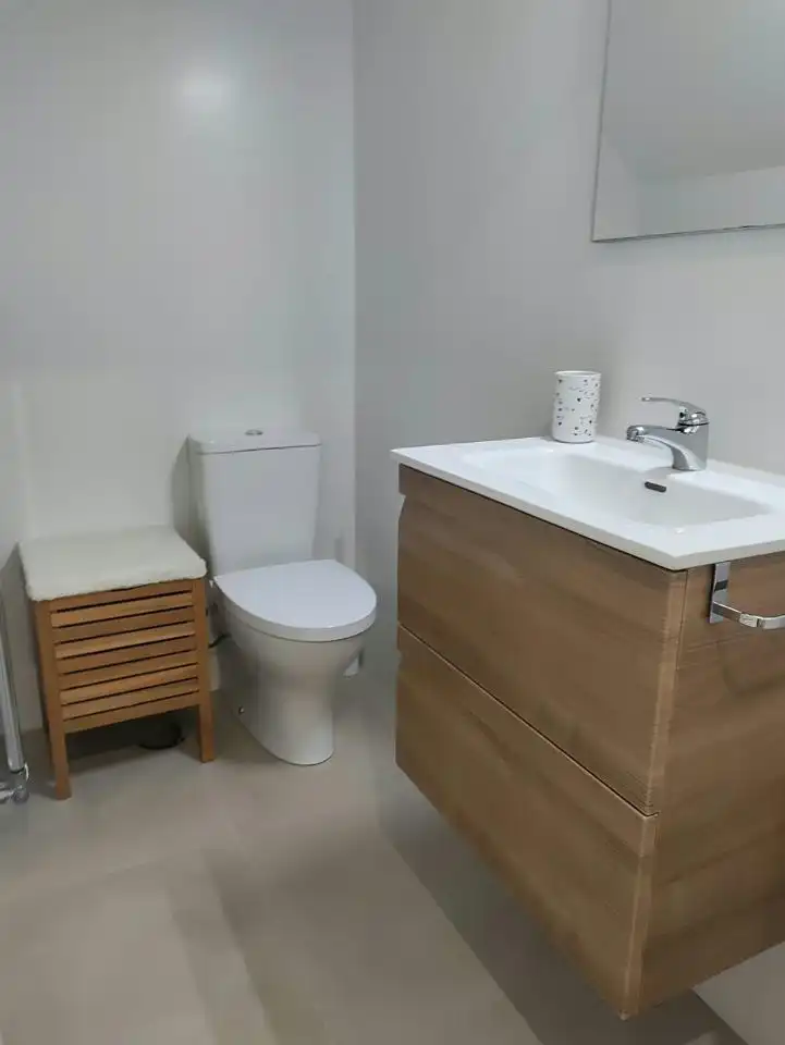 Baño de Piso de alquiler en Santiago de Compostela  con Calefacción y Amueblado