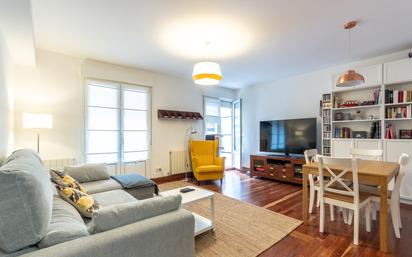 Sala d'estar de Pis en venda en Bilbao  amb Balcó