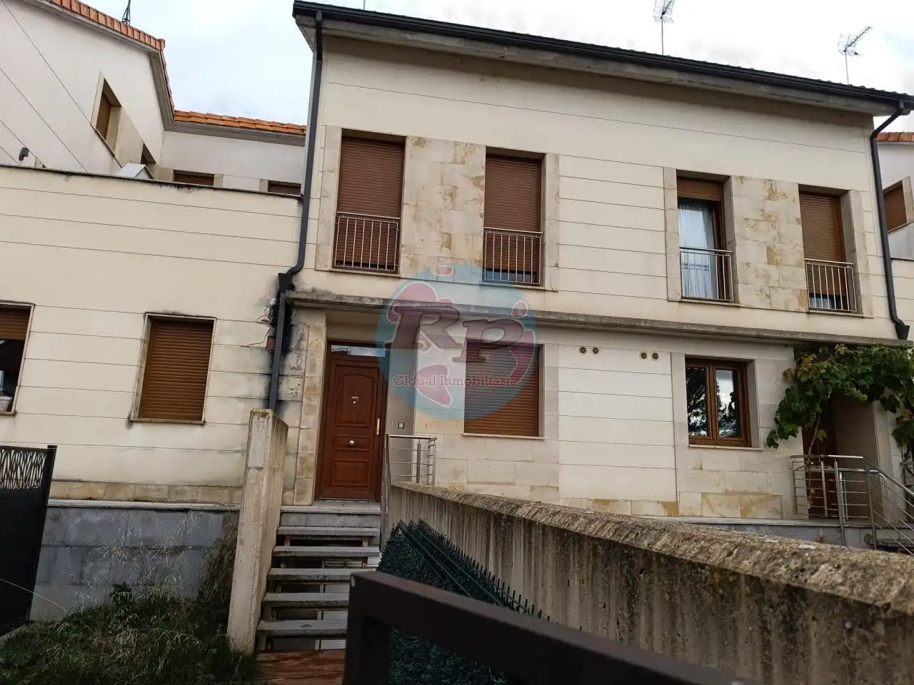 Vista exterior de Casa o chalet en venta en Sariegos con Calefacción, Jardín privado y Parquet