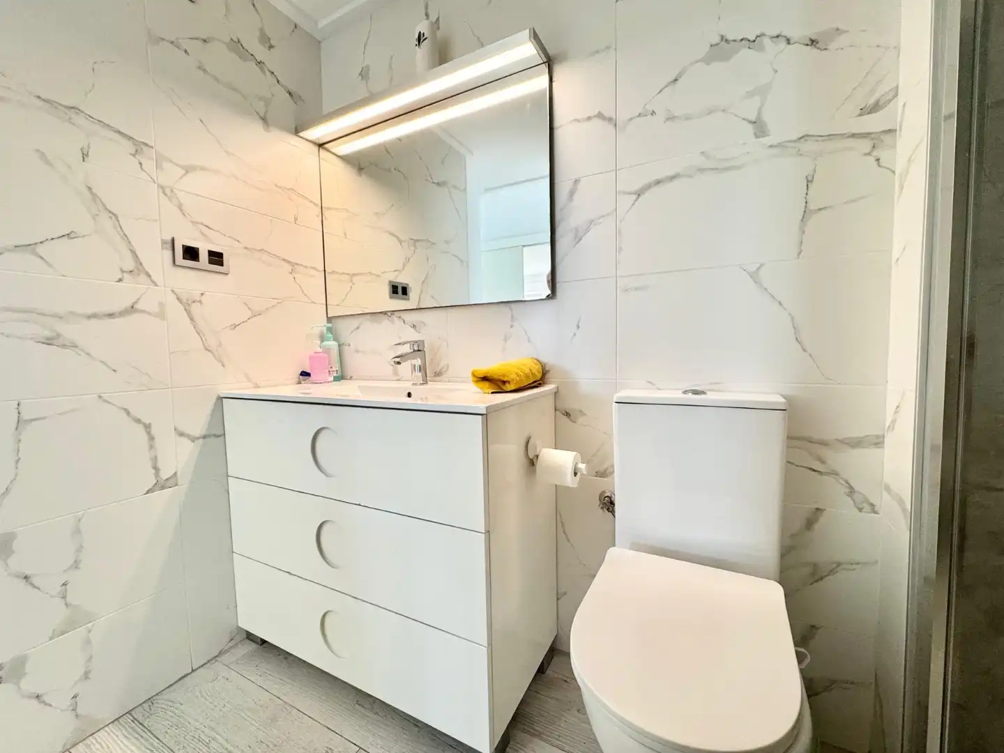 Bany de Apartament de lloguer en Torrevieja amb Piscina, Moblat i Rentadora