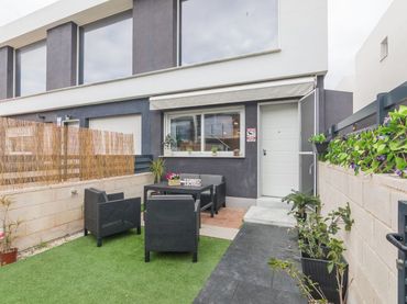 Reihenhaus mit Pool zum Verkauf in Carrer de Xipre 70