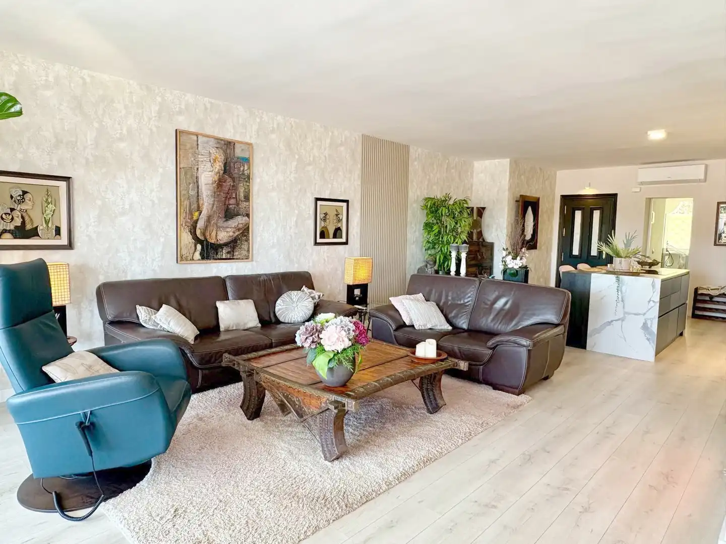 Wohnzimmer von Wohnungen zum Verkauf in Benahavís mit Klimaanlage, Terrasse und Schwimmbad