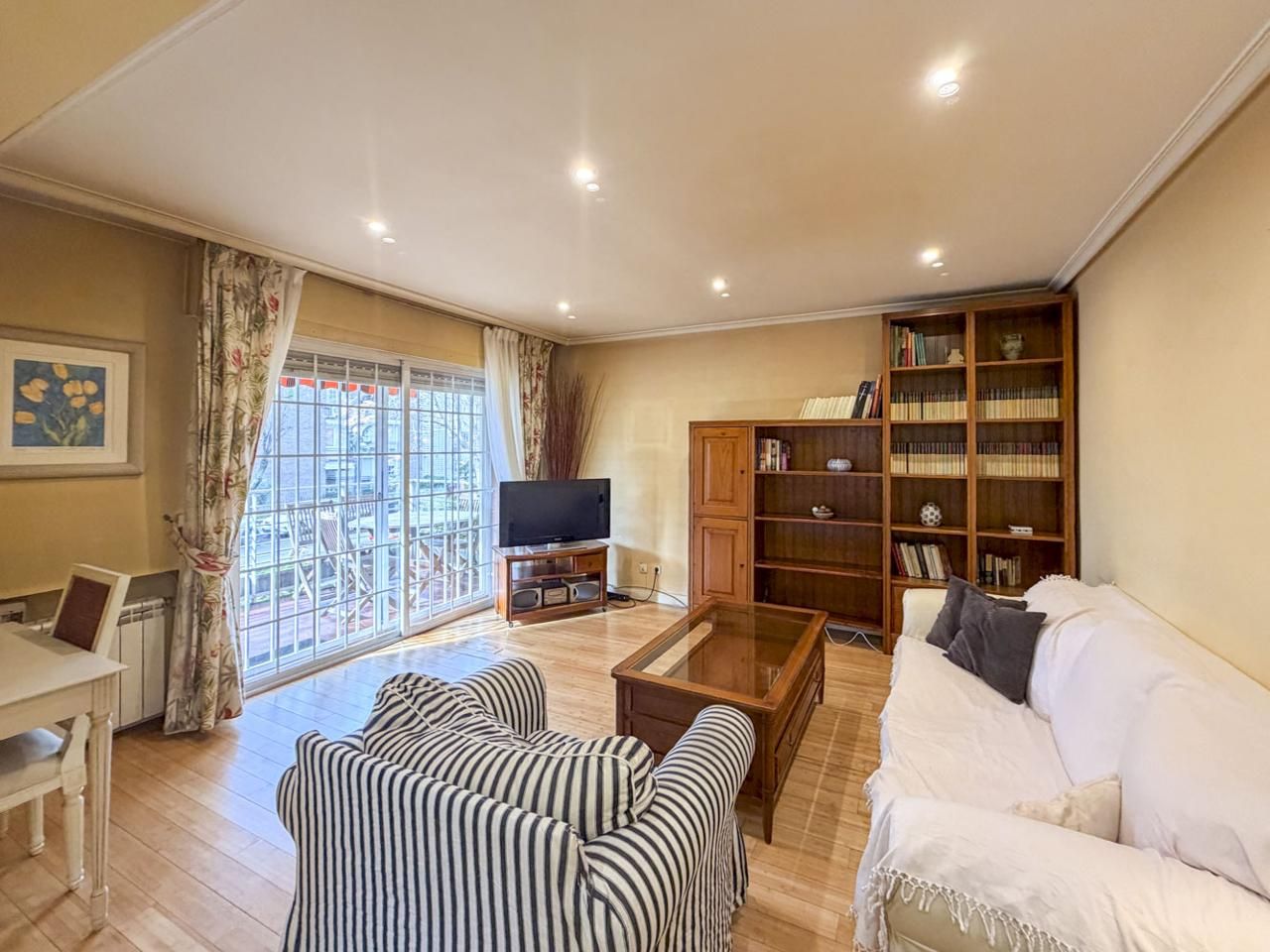 Living room of Flat for sale in  Madrid Capital  with Heating, Terrace and Furnished