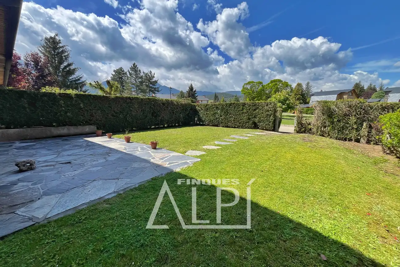 Garden of Detached homes for sale in Prats i Sansor  with Heating, Private garden and Parquet flooring