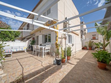 Casa aparellada amb balcó en venda a C. Monte de Sta. Pola