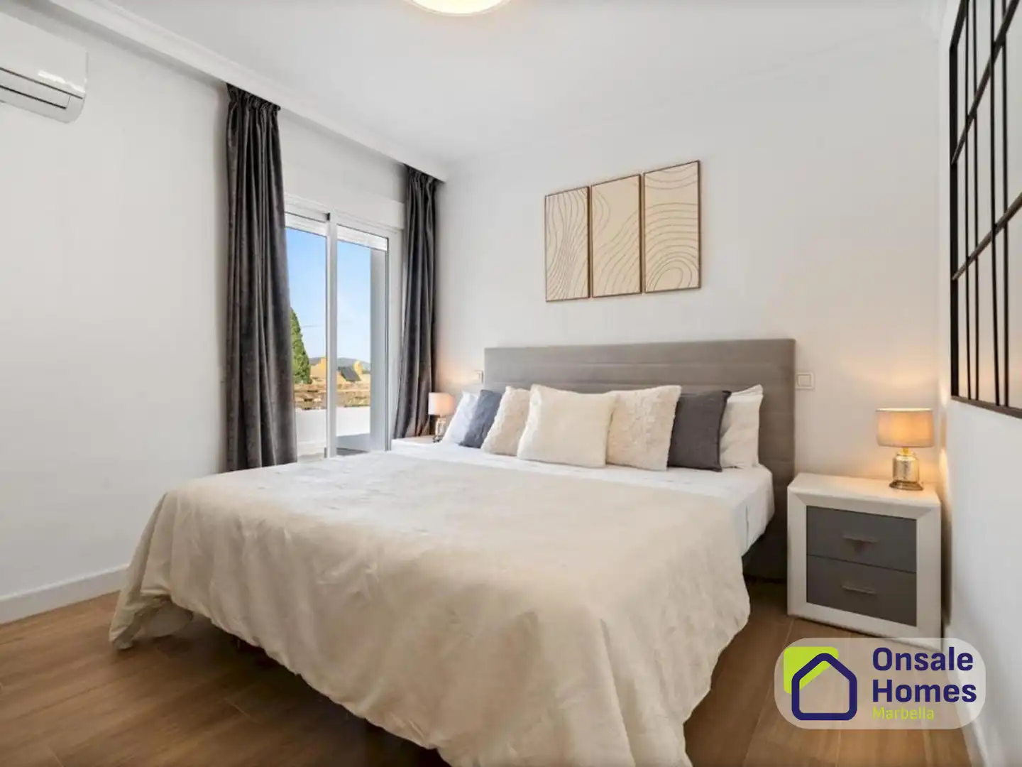 Dormitori de Casa o xalet en venda en Marbella amb Aire condicionat, Jardí privat i Terrassa