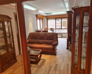Sala d'estar de Pis de lloguer en Oviedo  amb Calefacció, Parquet i Moblat