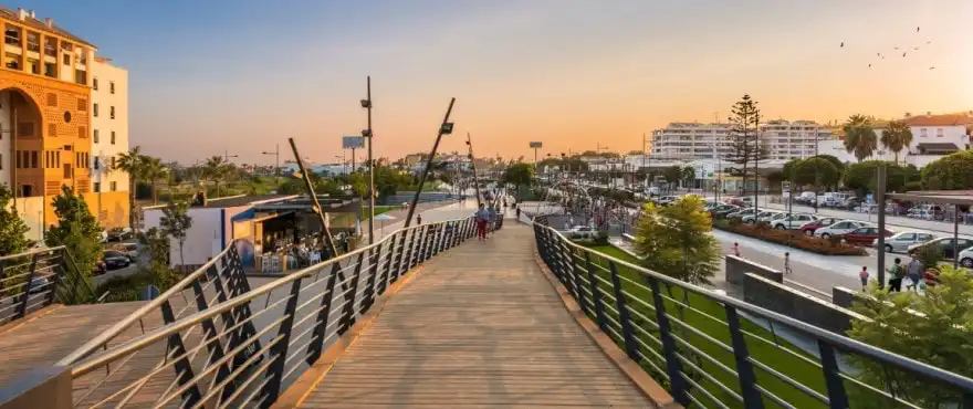Vista exterior de Pis en venda en Marbella amb Aire condicionat, Terrassa i Rentadora
