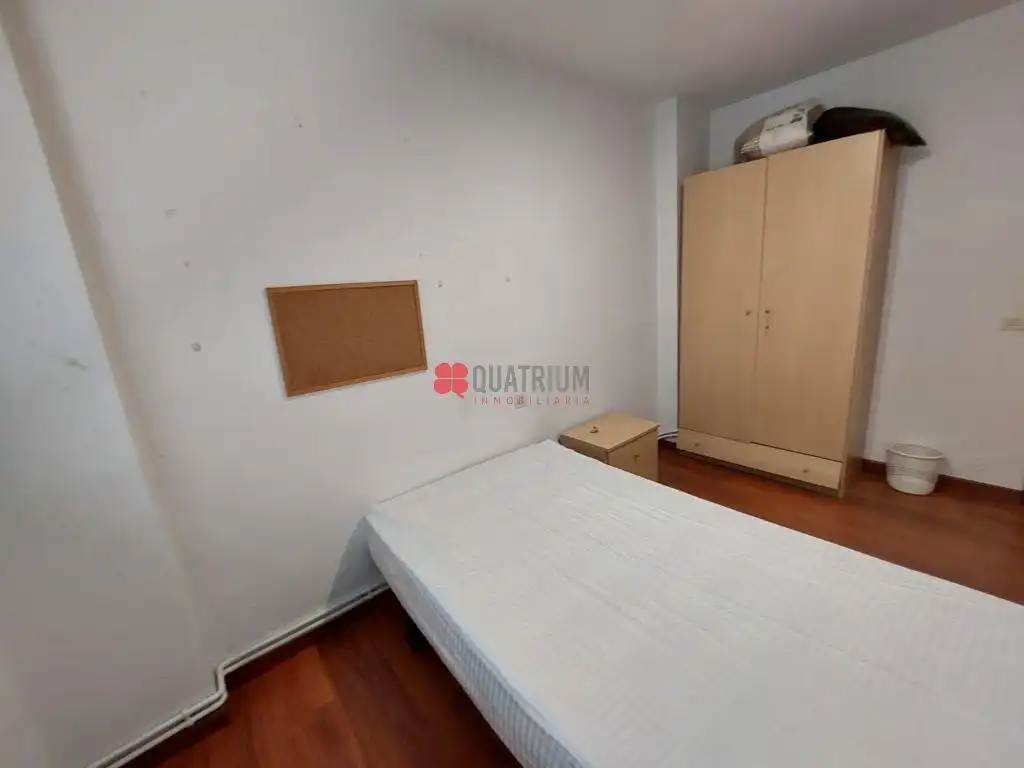 Schlafzimmer von Wohnung zur Miete in Santiago de Compostela  mit Parkett und Möbliert