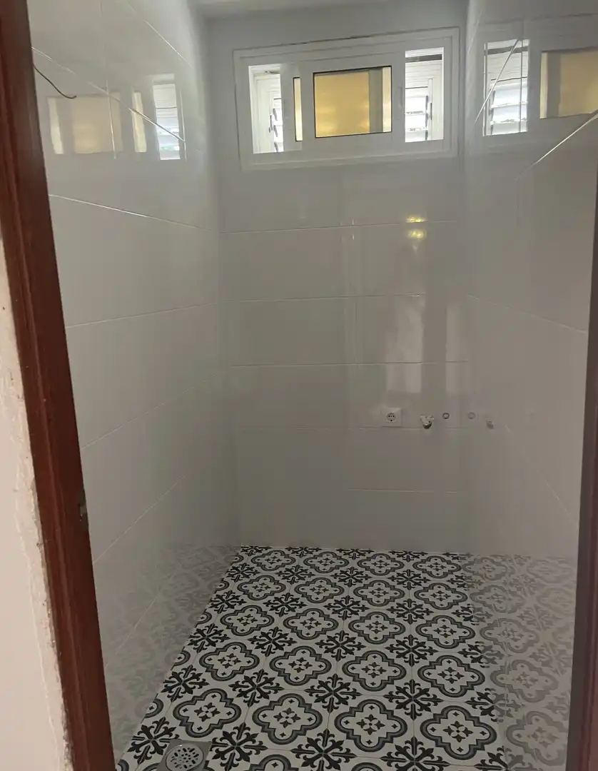 Badezimmer von Wohnung zur Miete in Vigo  mit Ofen