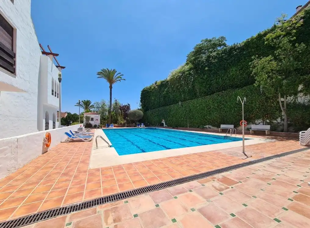 Schwimmbecken von Wohnung zum Verkauf in Marbella mit Klimaanlage, Heizung und Privatgarten
