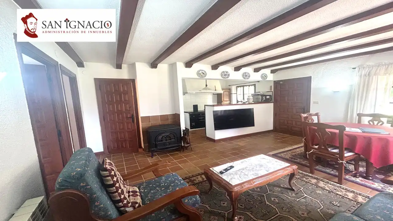 Sala d'estar de Casa o xalet en venda en Merindad de Montija amb Calefacció, Jardí privat i Moblat