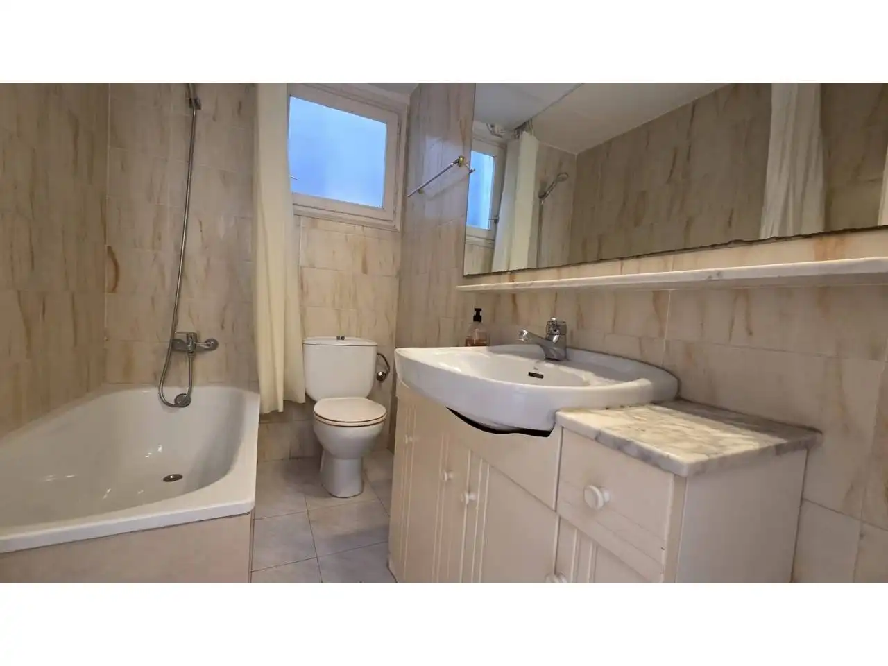 Baño de Piso de alquiler en Barcelona con Amueblado y Balcón