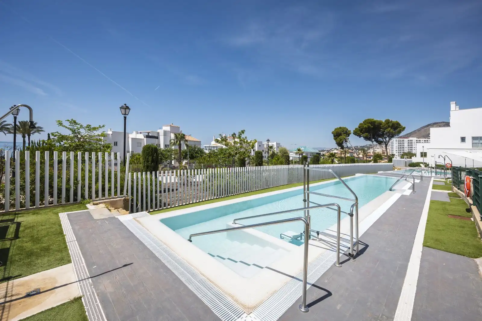 Schwimmbecken von Wohnungen zum Verkauf in Benalmádena mit Klimaanlage, Privatgarten und Terrasse