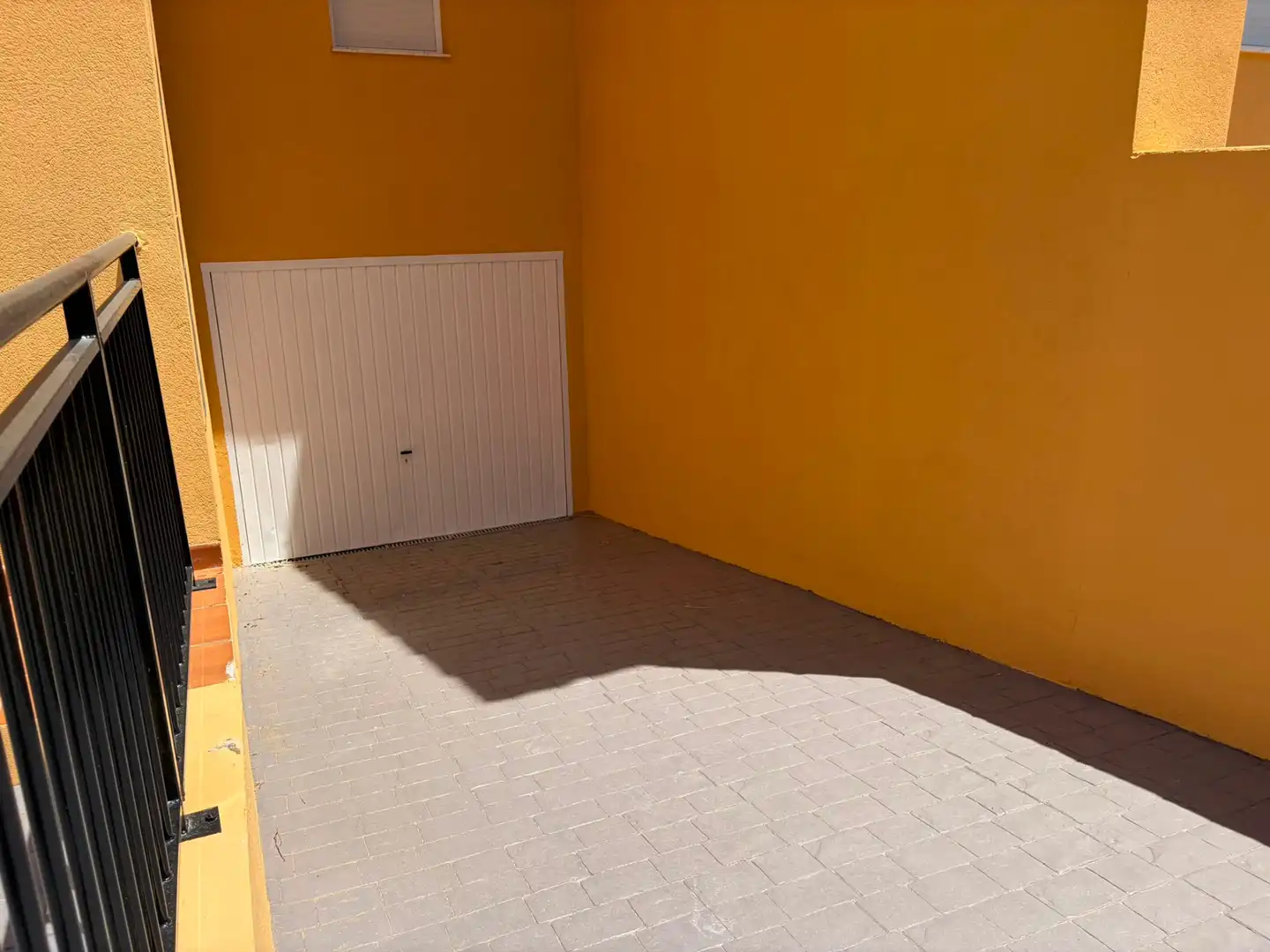Aparcament de Casa adosada en venda en Utiel amb Calefacció, Parquet i Terrassa