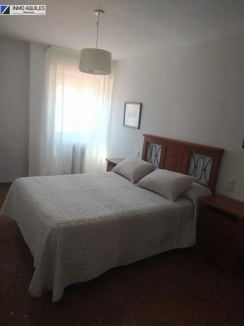 Dormitori de Apartament de lloguer en Granada amb Calefacció, Moblat i Balcó
