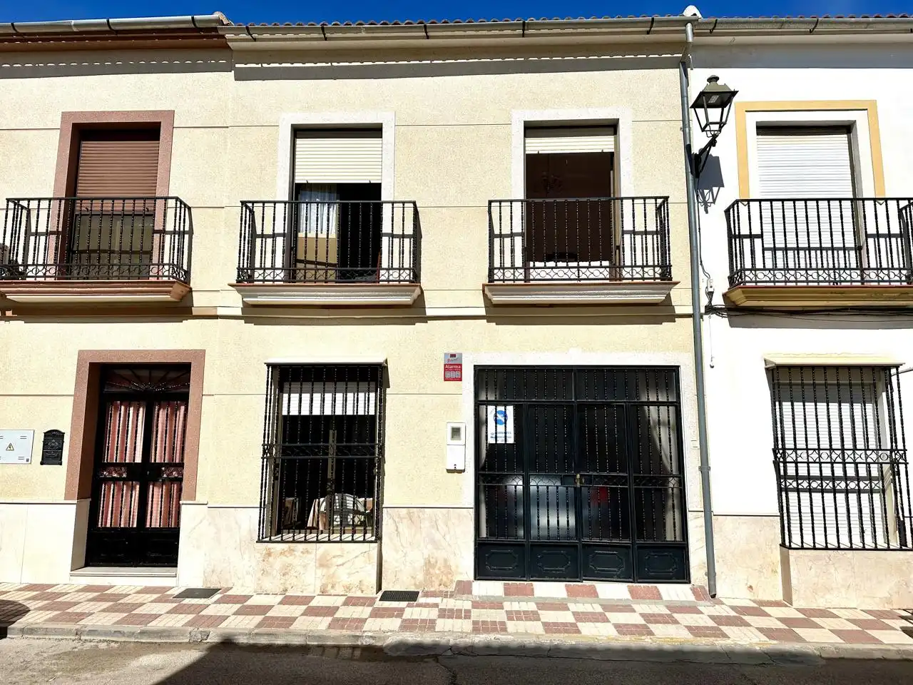 Vista exterior de Casa adosada en venda en Sierra de Yeguas amb Aire condicionat, Jardí privat i Terrassa