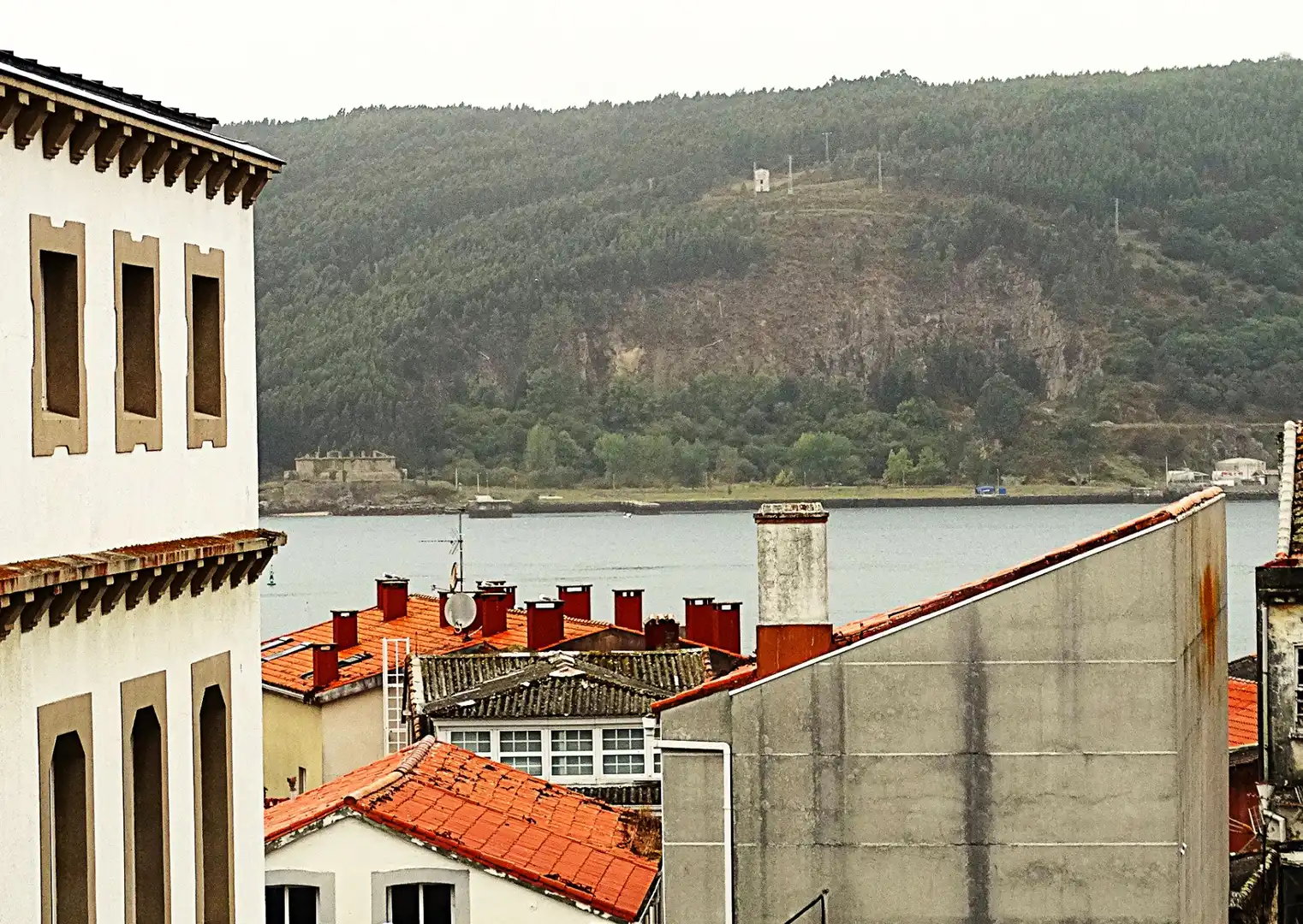 Vista exterior de Pis en venda en Mugardos amb Calefacció, Parquet i Terrassa