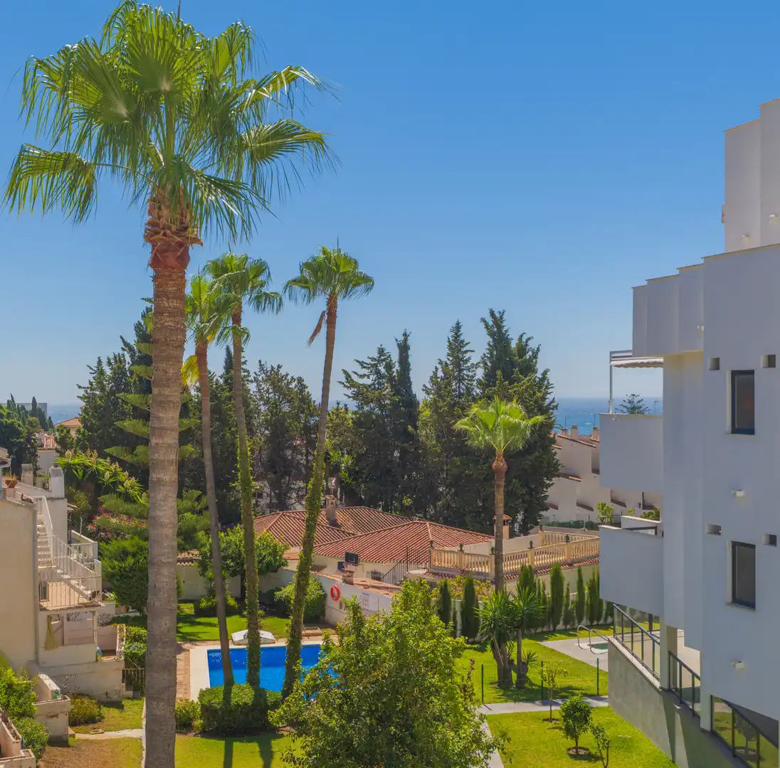 Vista exterior de Casa adosada en venda en Torremolinos amb Jardí privat, Terrassa i Piscina