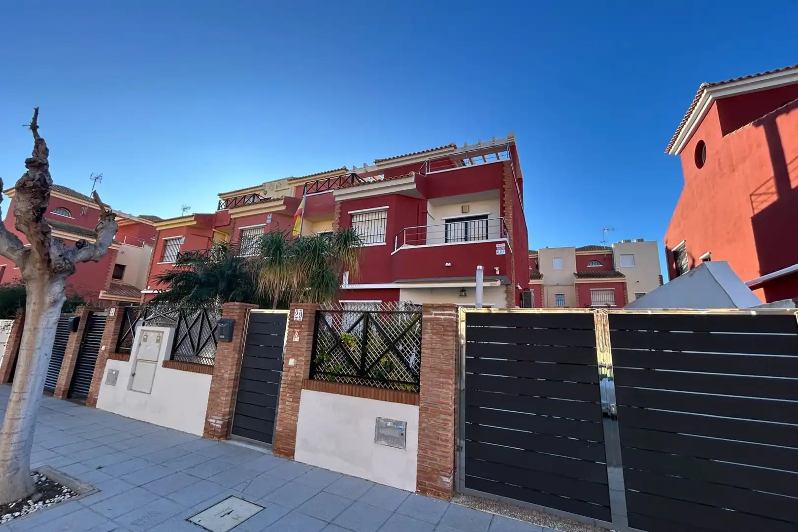 Vista exterior de Casa adosada en venda en Pilar de la Horadada amb Balcó