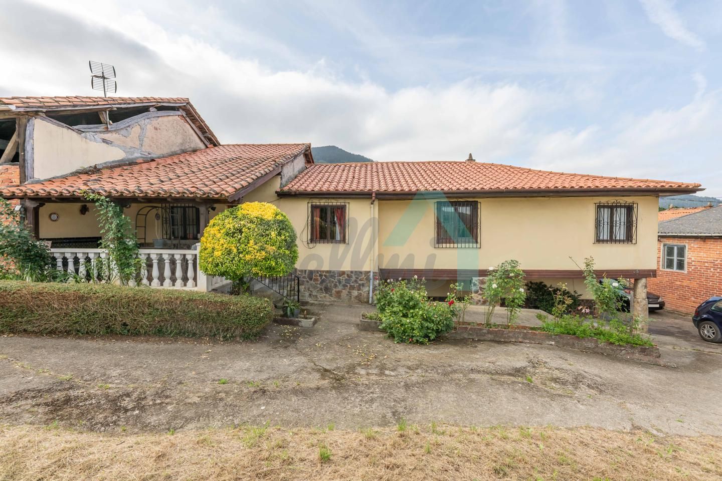 Vista exterior de Casa o chalet en venta en Salas con Calefacción, Jardín privado y Parquet