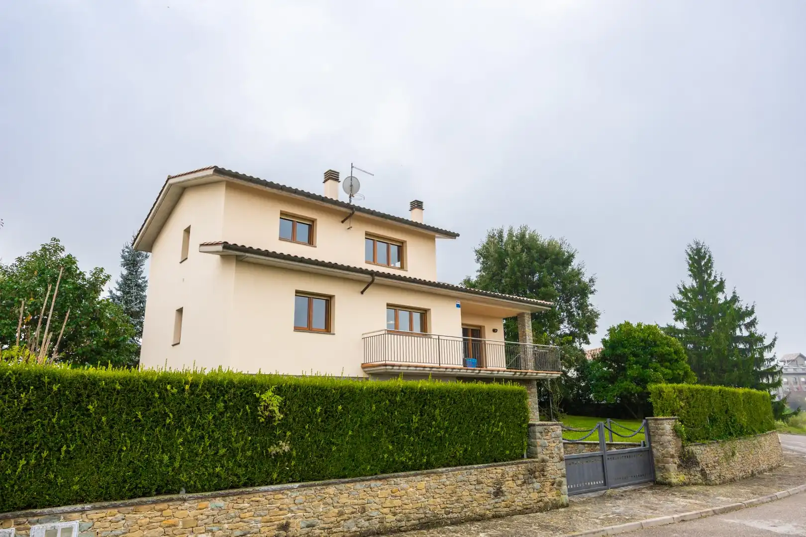 Vista exterior de Casa o xalet en venda en L'Esquirol amb Calefacció, Jardí privat i Terrassa