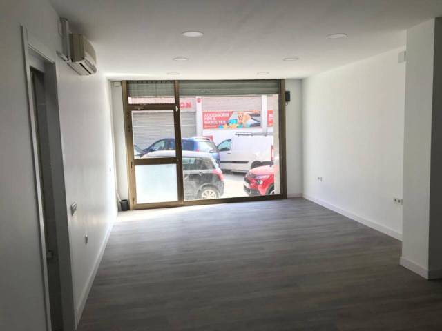 Local comercial en Alquiler en Calle Violinista Vellsola en Vallparadís - Antic Poble de Sant Pere