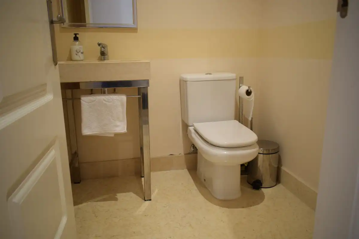 Badezimmer von Wohnungen zur Miete in Benahavís mit Klimaanlage, Möbliert und Fernseher