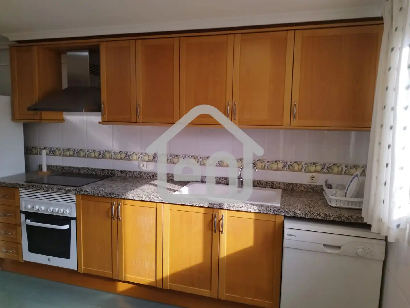 Küche von Einfamilien-Reihenhaus zum Verkauf in Requena mit Klimaanlage und Balkon