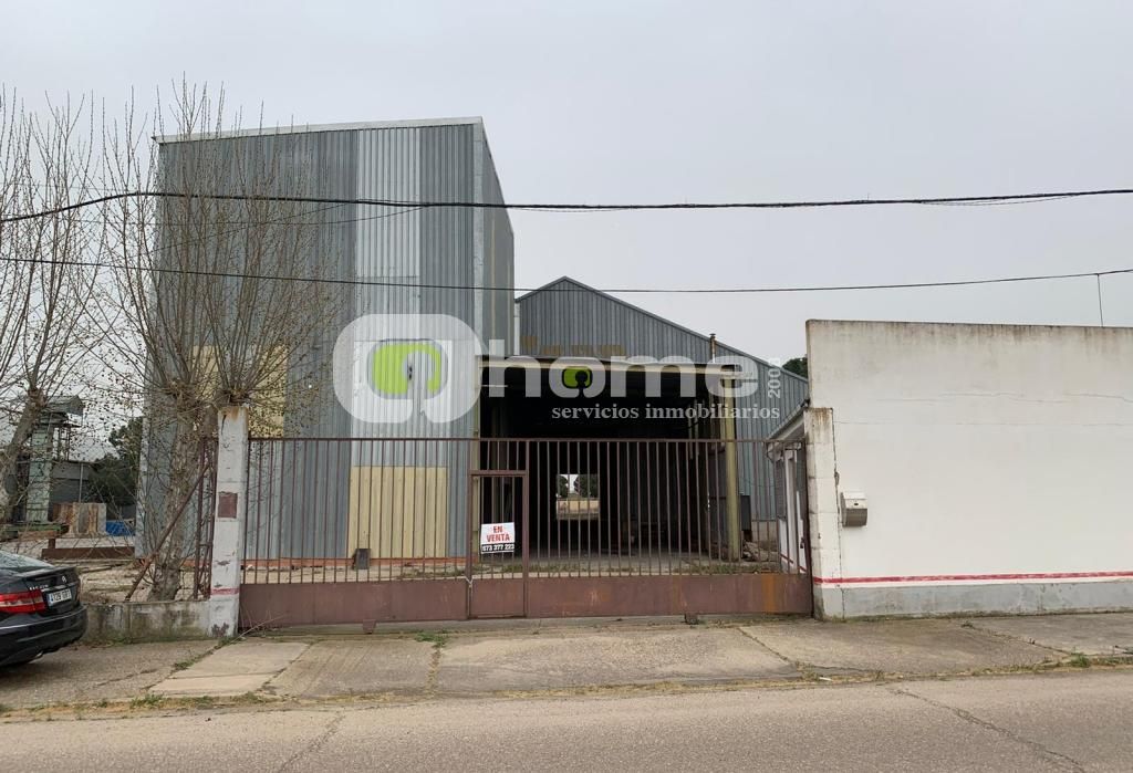 Vista exterior de Nau industrial en venda en Coreses
