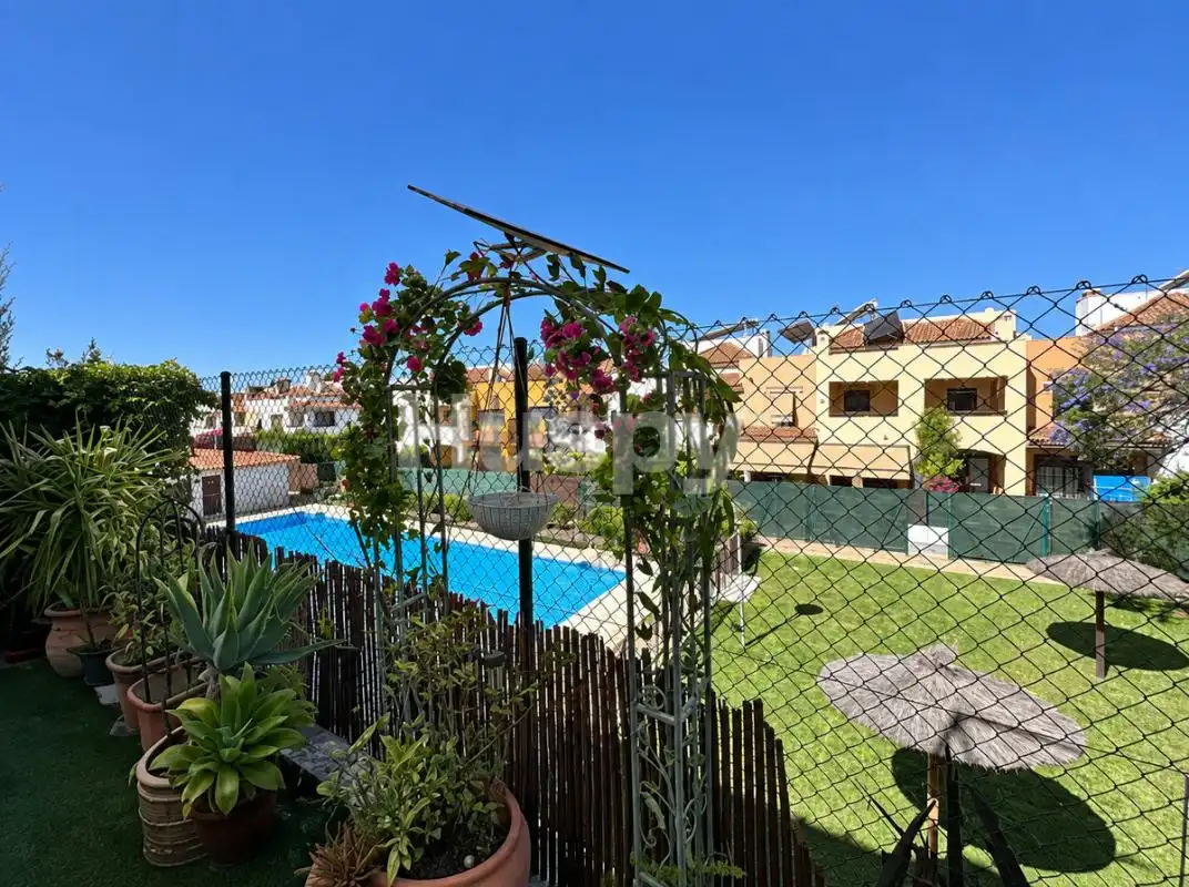 Jardí de Planta baixa en venda en Guillena amb Aire condicionat, Calefacció i Moblat