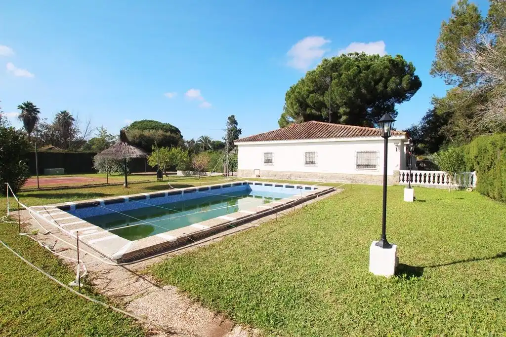 Piscina de Casa o xalet en venda en Jerez de la Frontera amb Jardí privat, Terrassa i Traster