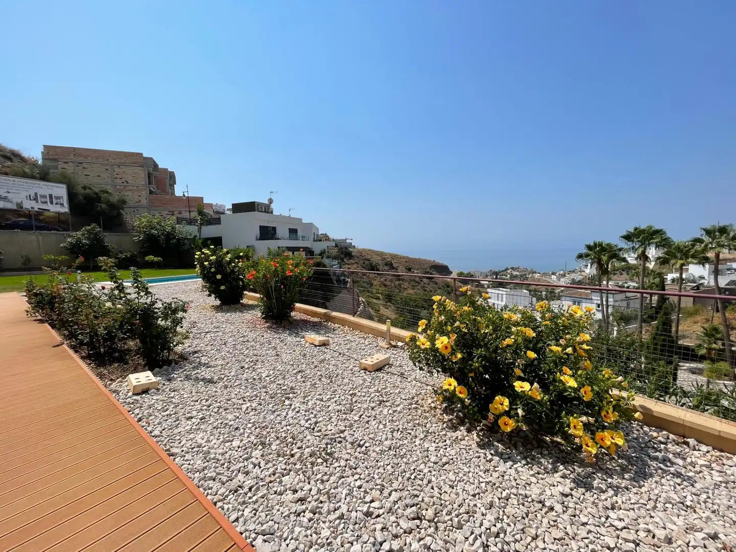 Vista exterior de Casa o xalet en venda en Torrox amb Aire condicionat, Jardí privat i Piscina