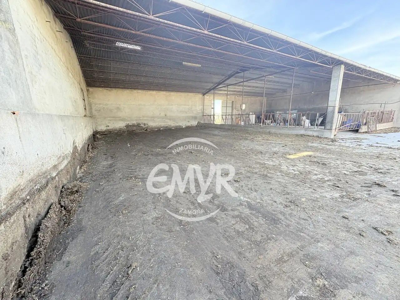 Parkplatz von Fabrikhallen zur Miete in Morales de Valverde, Zamora