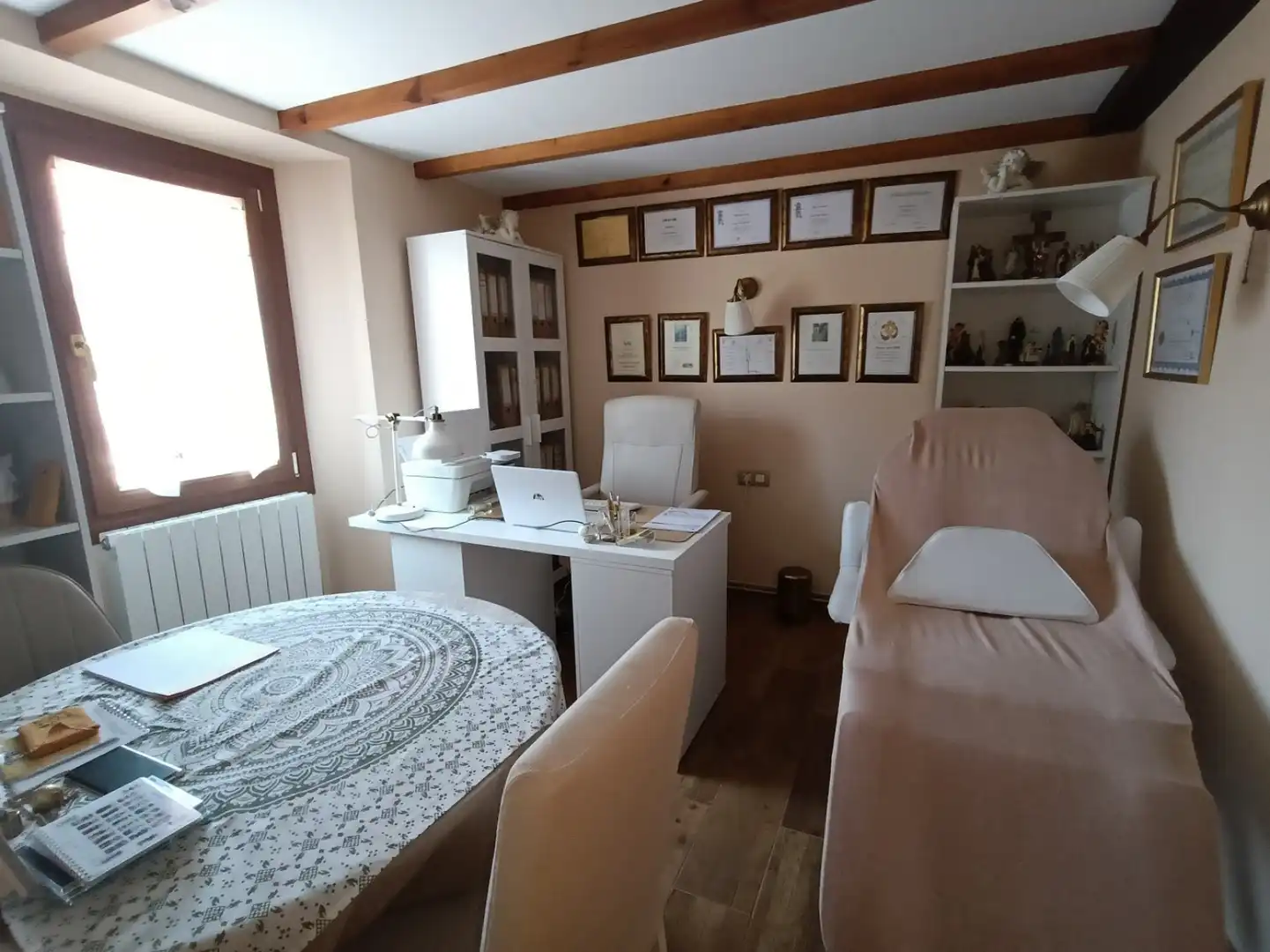 Sala d'estar de Casa o xalet en venda en Las Rozas de Valdearroyo  amb Calefacció i Jardí privat