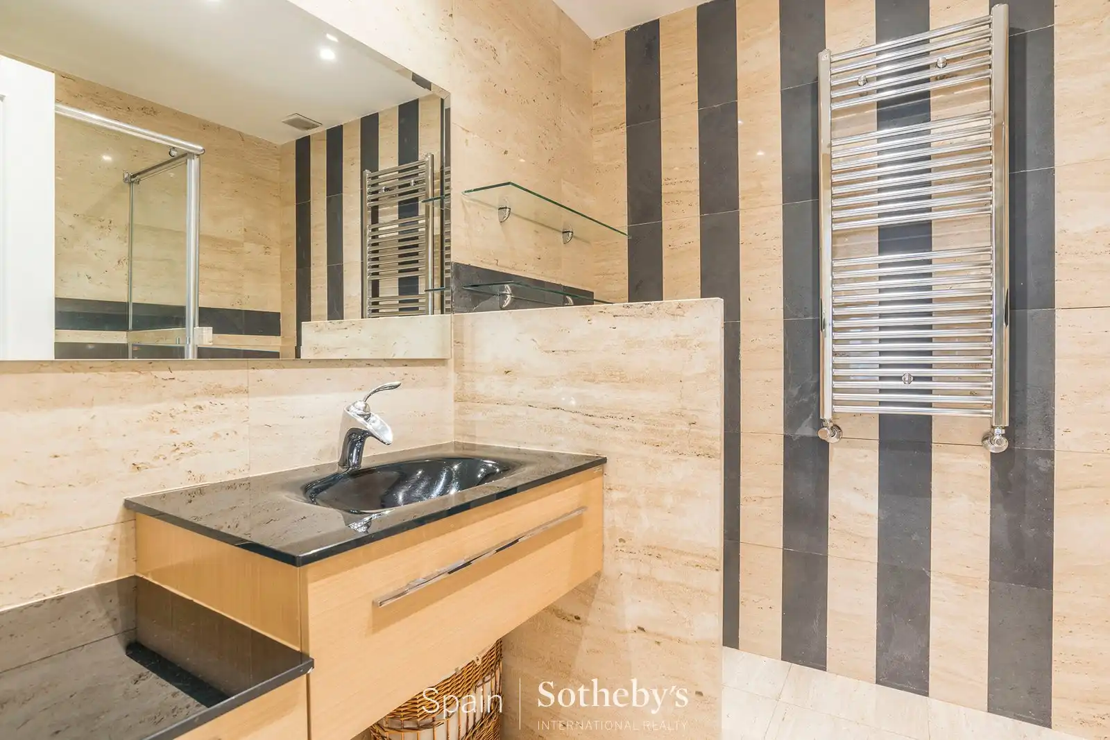 Bathroom of Apartments for rent in Madrid  with Air Conditioner, Heating and Storage room