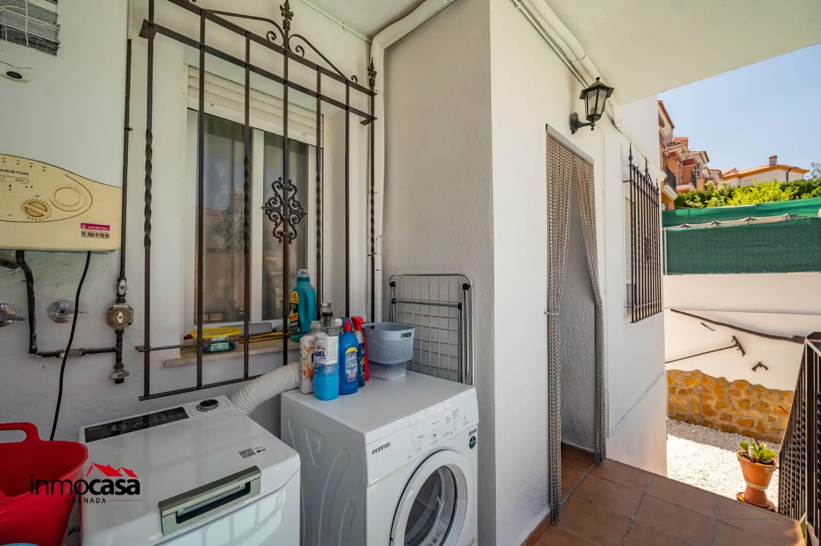 Terraza de Casa adosada en venta en Jun con Aire acondicionado, Jardín privado y Piscina
