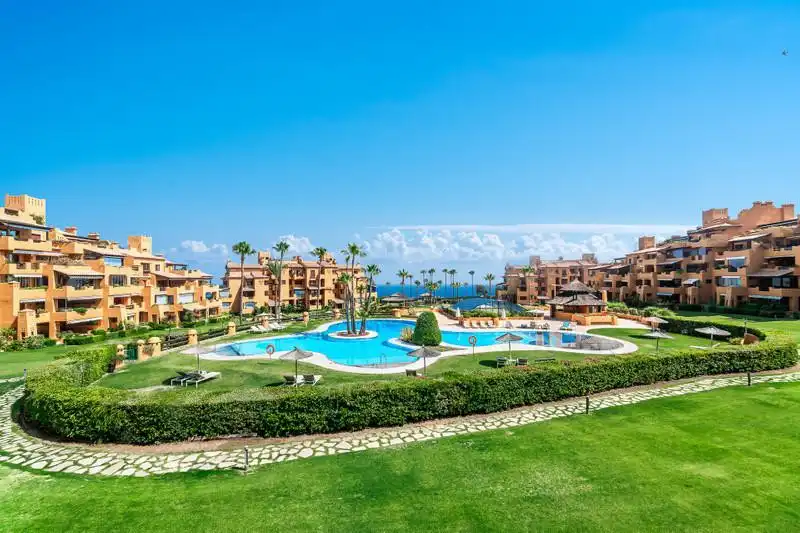 Vista exterior de Apartament de lloguer en Estepona amb Aire condicionat, Terrassa i Piscina