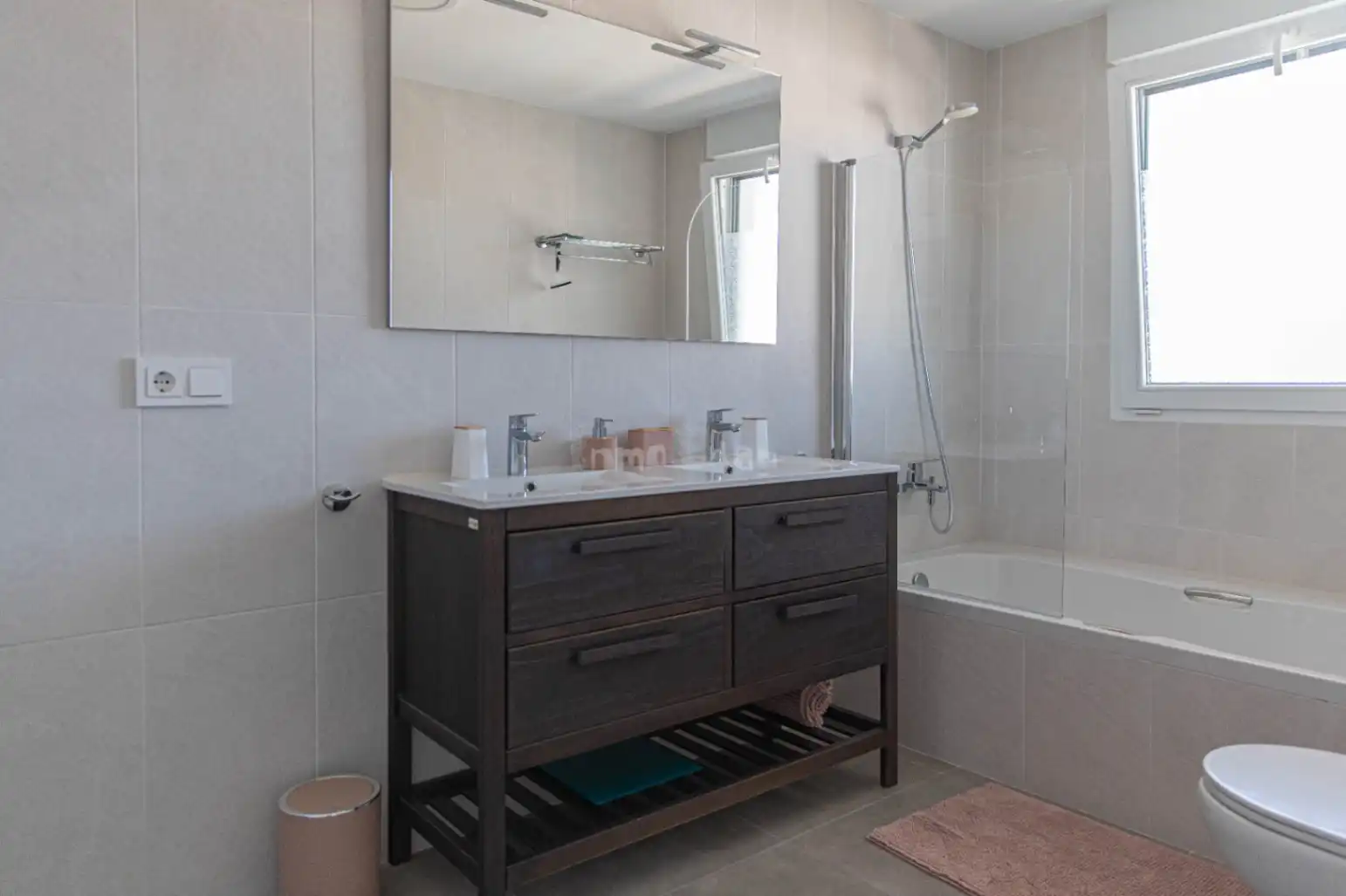 Badezimmer von Haus oder Chalet zum Verkauf in L'Alfàs del Pi mit Klimaanlage, Heizung und Privatgarten