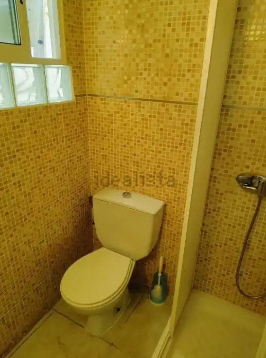 Badezimmer von Erdgeschoss zur Miete in Valencia mit Klimaanlage, Terrasse und Möbliert