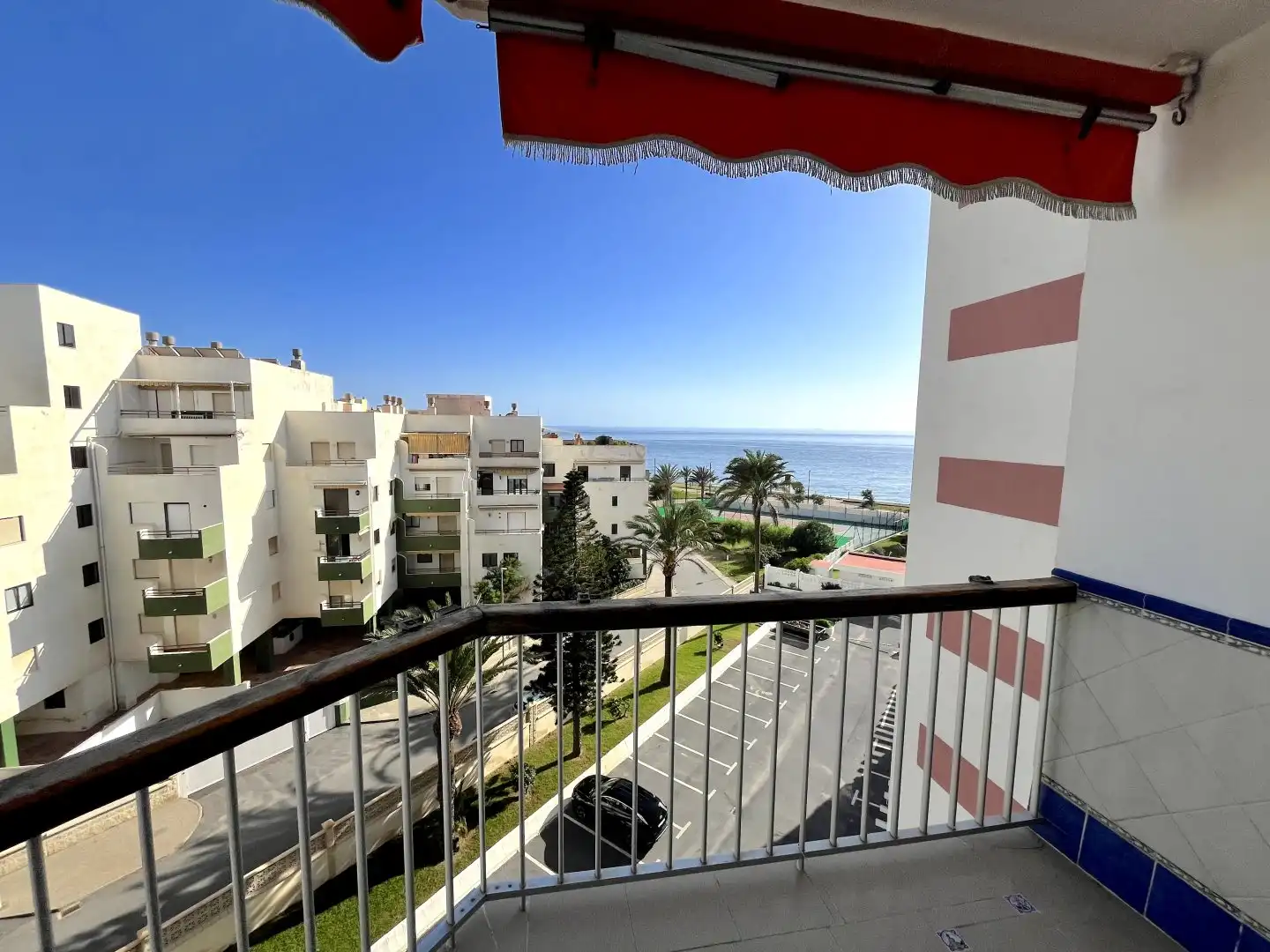 Vista exterior de Pis en venda en Salobreña amb Piscina, Moblat i Balcó