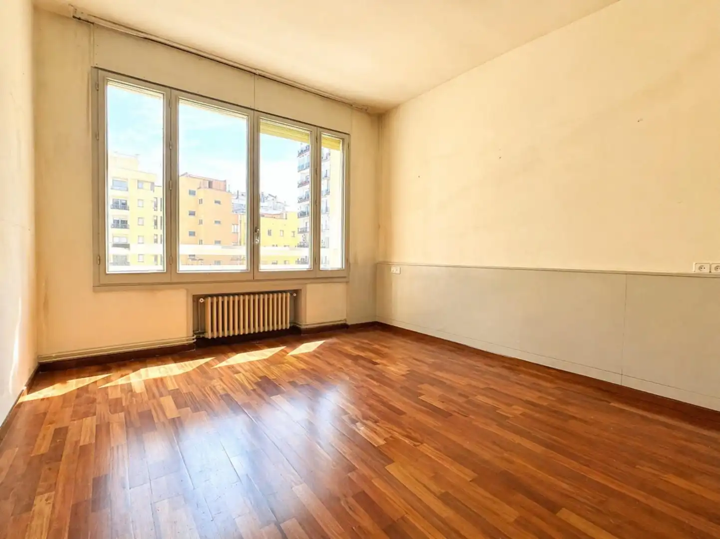 Wohnzimmer von Wohnung zum Verkauf in Barcelona mit Klimaanlage, Heizung und Balkon
