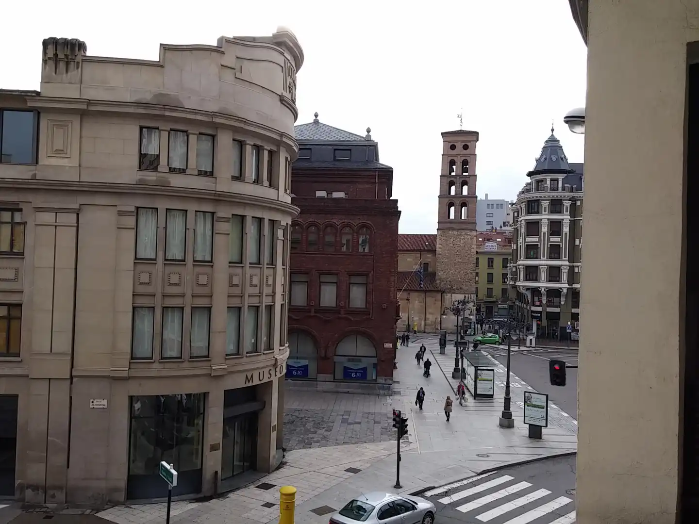 Vista exterior de Pis de lloguer en León Capital  amb Calefacció, Moblat i Forn