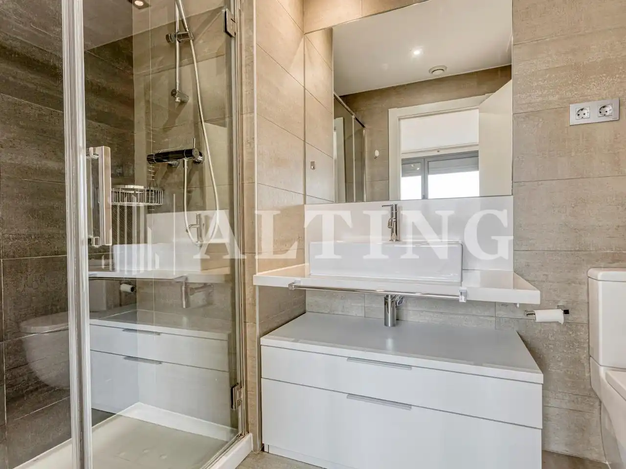 Badezimmer von Wohnung zum Verkauf in Barcelona mit Parkett, Terrasse und Abstellraum