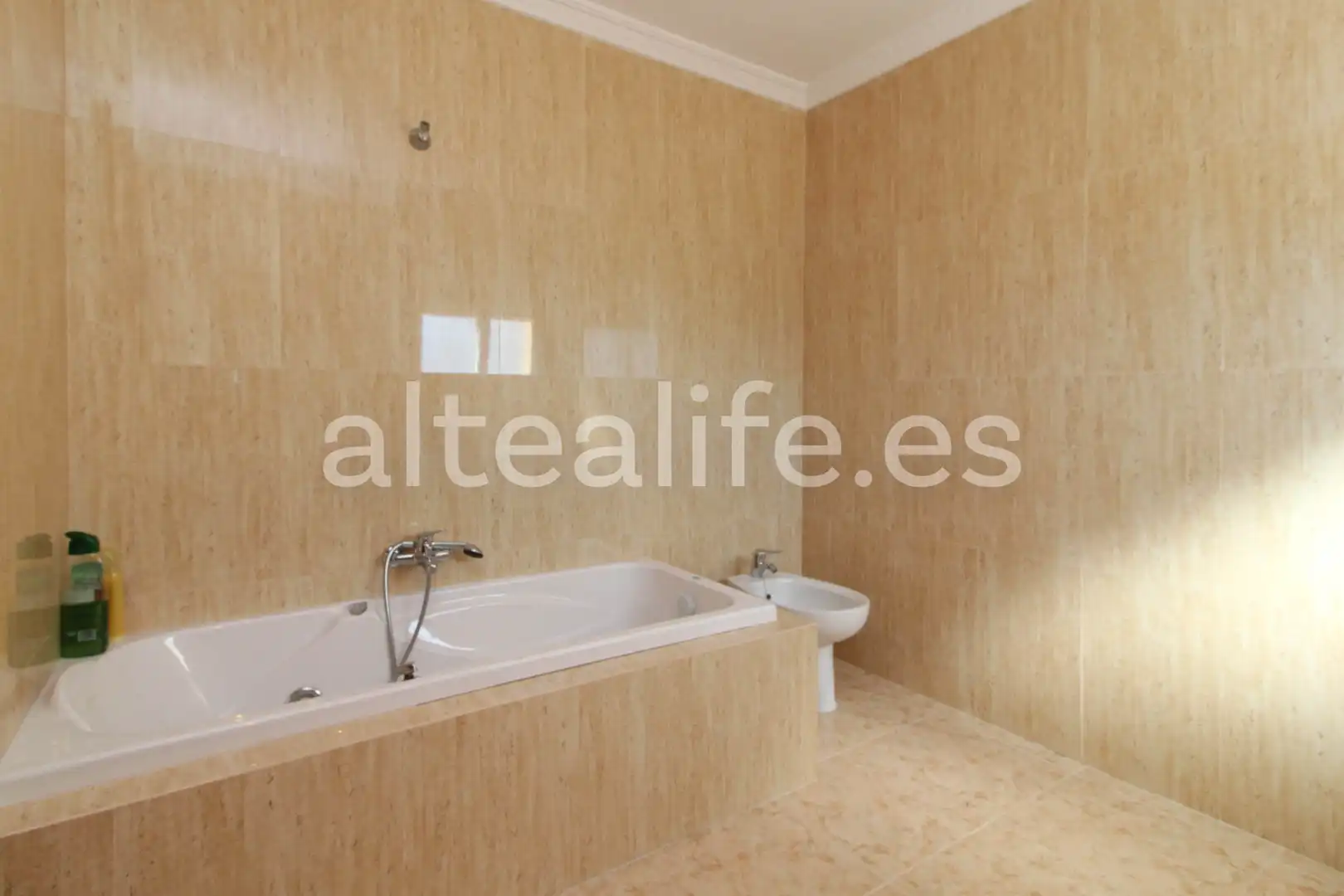 Badezimmer von Haus oder Chalet zum Verkauf in La Nucia mit Privatgarten, Terrasse und Abstellraum