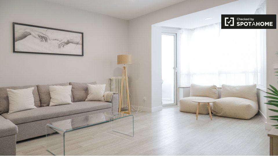 Living room of Flat to rent in  Madrid Capital  with Air Conditioner, Heating and Furnished