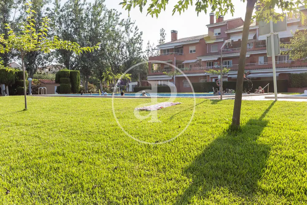 Jardí de Casa adosada en venda en Castellón de la Plana / Castelló de la Plana amb Aire condicionat, Calefacció i Jardí privat