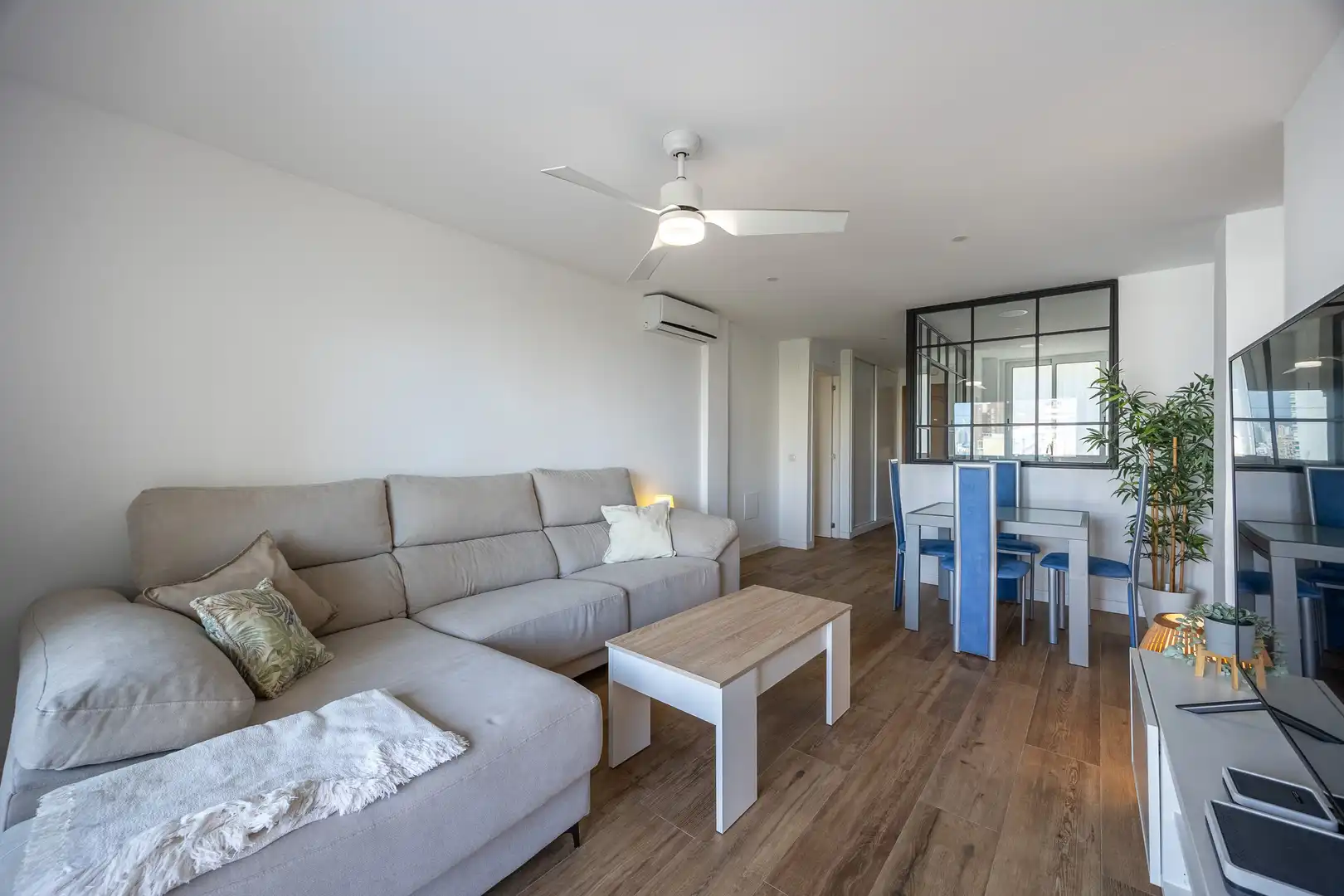 Sala de estar de Piso en venta en Benidorm con Piscina, Amueblado y Piscina comunitaria