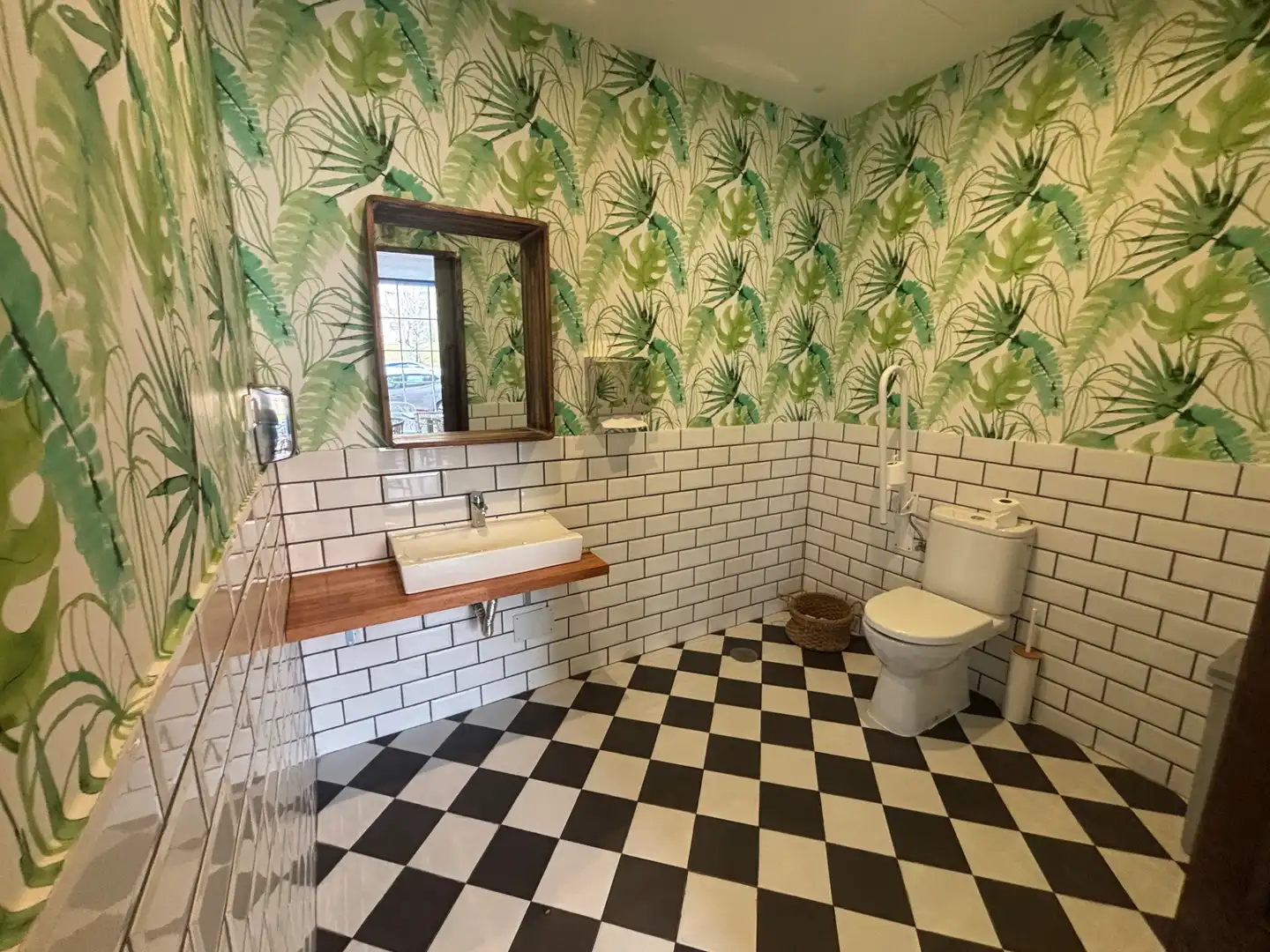 Baño de Local en traspaso en Madrid con Aire acondicionado, Internet y Alarma