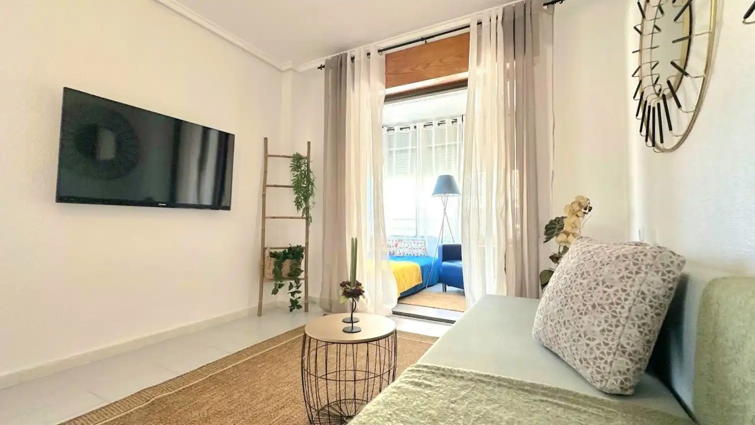 Sala d'estar de Estudi en venda en Torrevieja amb Aire condicionat, Terrassa i Moblat